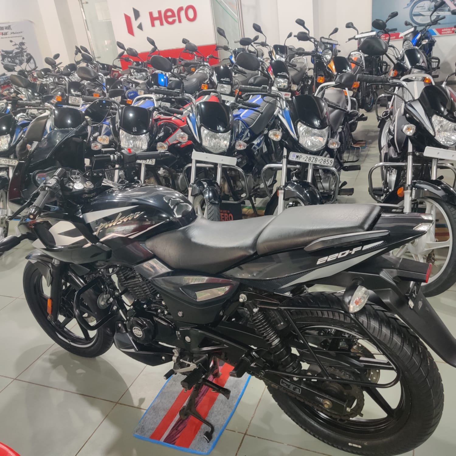 Bajaj Pulsar 220<br>Black